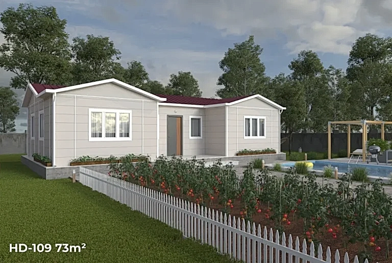 :Tekirdağ Trakya’da 73 m² HD-109 model tek katlı prefabrik ev, geniş bahçesi ve havuzuyla yan cephe görünümü