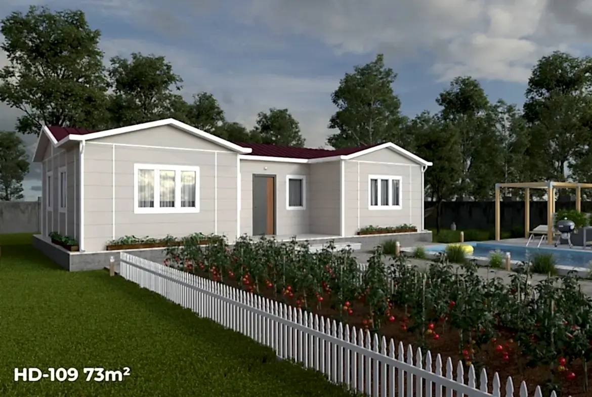 :Tekirdağ Trakya’da 73 m² HD-109 model tek katlı prefabrik ev, geniş bahçesi ve havuzuyla yan cephe görünümü