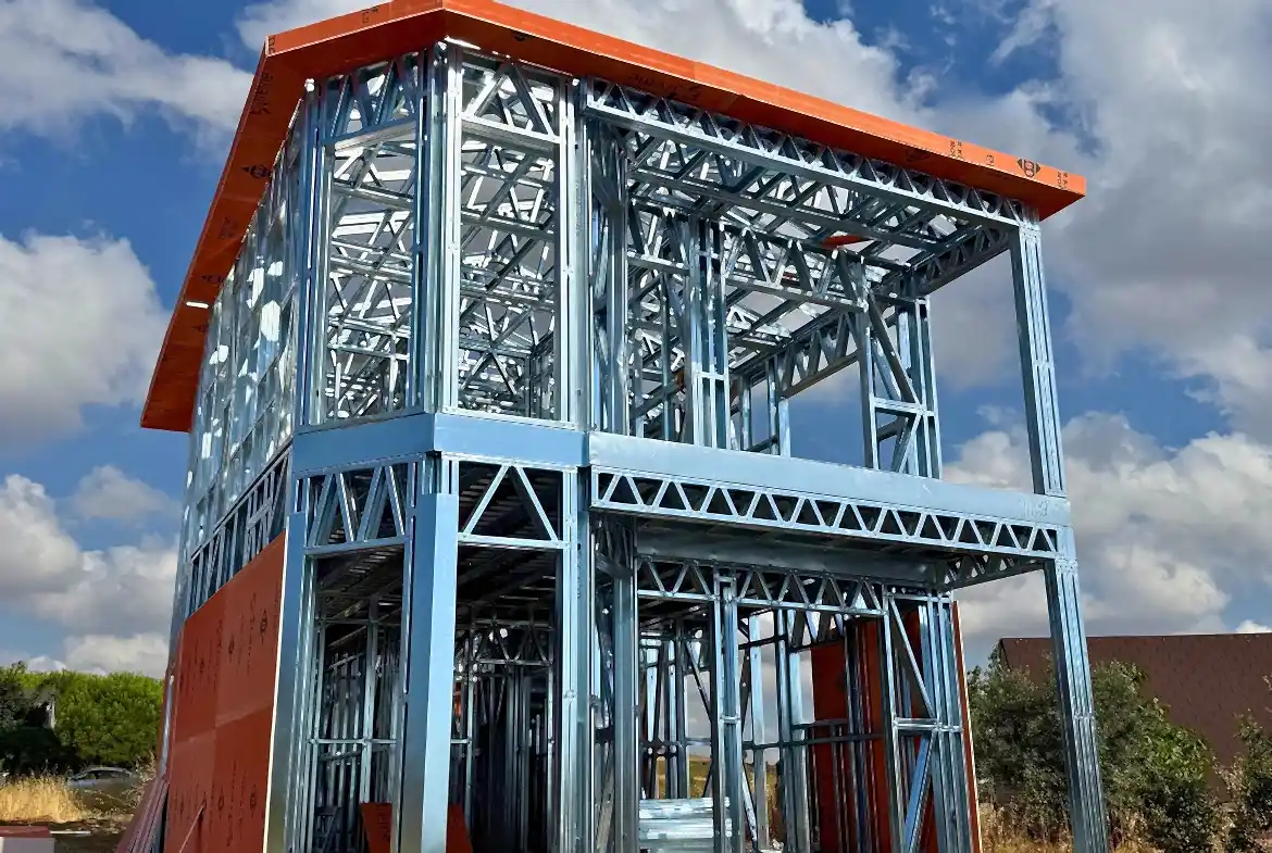 Şehir içinde balkonlu, yeşil çatılı modern çelik ev