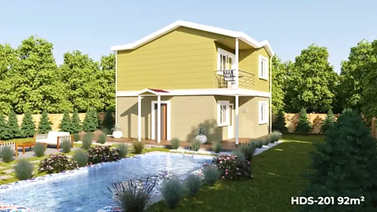Havuzlu bahçeye bakan modern HDS-201 92 m² dubleks çelik evin ön cephesi.