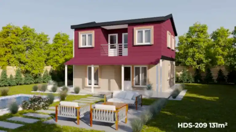 Kırmızı çatılı ve beyaz detaylı HDS-209 131 m² dubleks çelik evin arka bahçeden görünümü.