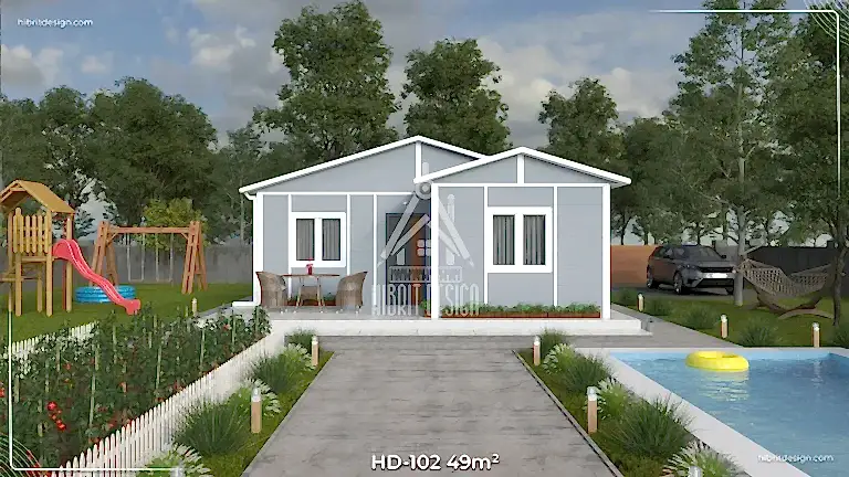 1920x1080 piksel çözünürlüklü HD-102 49 m² 2+1 tek katlı prefabrik ev – açık renk cephe, modern bahçeli tasarım ve geniş veranda görünümü